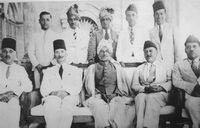 الدكتور حسين فخري الخالدي  مع سلطان لحج بالوسط والى يمينه  احمد حلمي عبد الباقي  حوالى  سنة 1939
